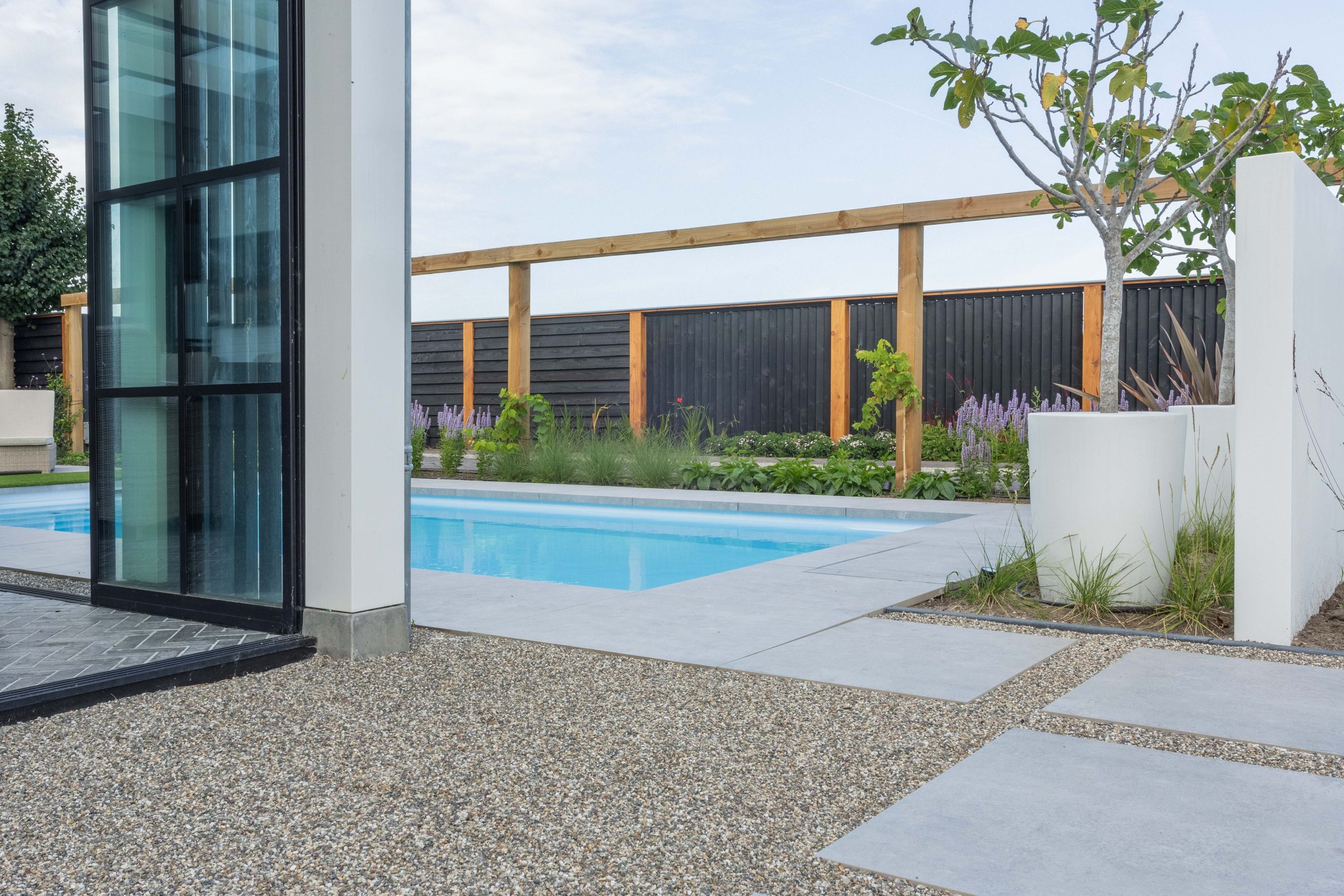 Strakke tuin met zwembad