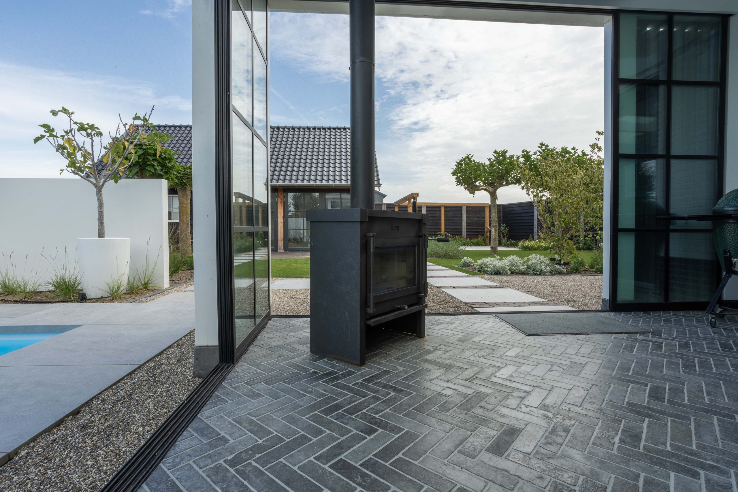 Strakke tuin met zwembad